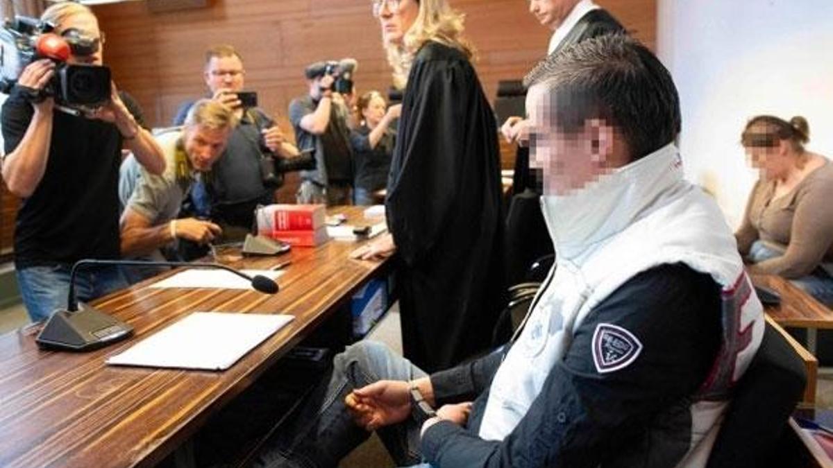 Almanya'da iğrenç olay! 9 yaşındaki oğullarını sattılar