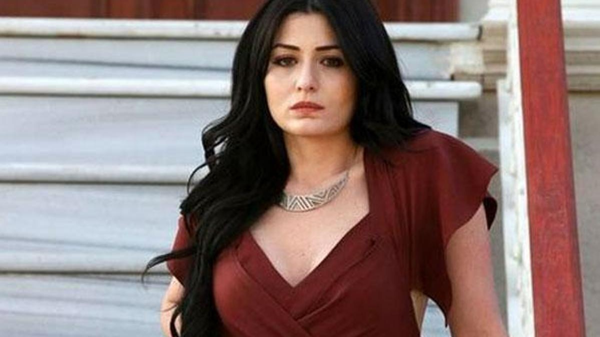 Göğüs dekoltesiyle Instagram'ı salladı