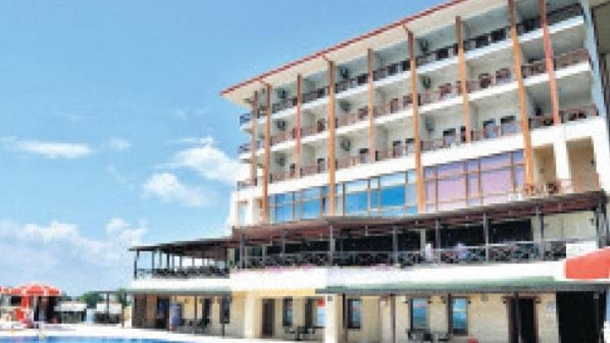 ‘Iyy iğrenç, personel de havuza giriyor’