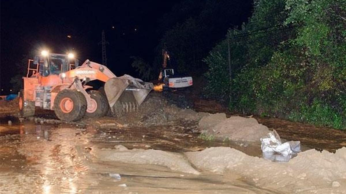 Rize'de şiddetli yağış! Yollar kapandı, vatandaş mahsur kaldı