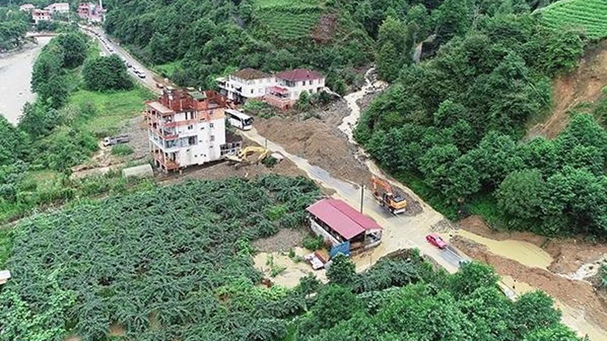 Rize'de 1 ev çöktü, 20 ev boşaltıldı, mahsur kalanlar kurtarıldı