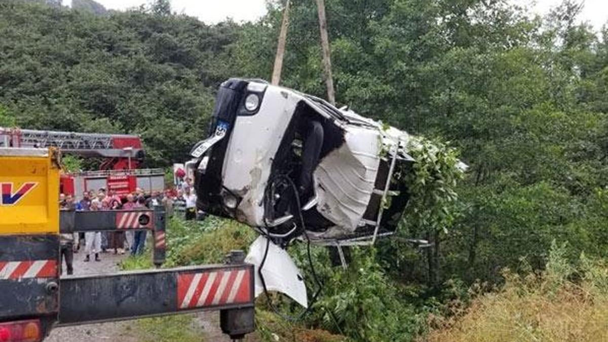 Giresun'da kamyonet devrildi: 3 ölü, 6 yaralı