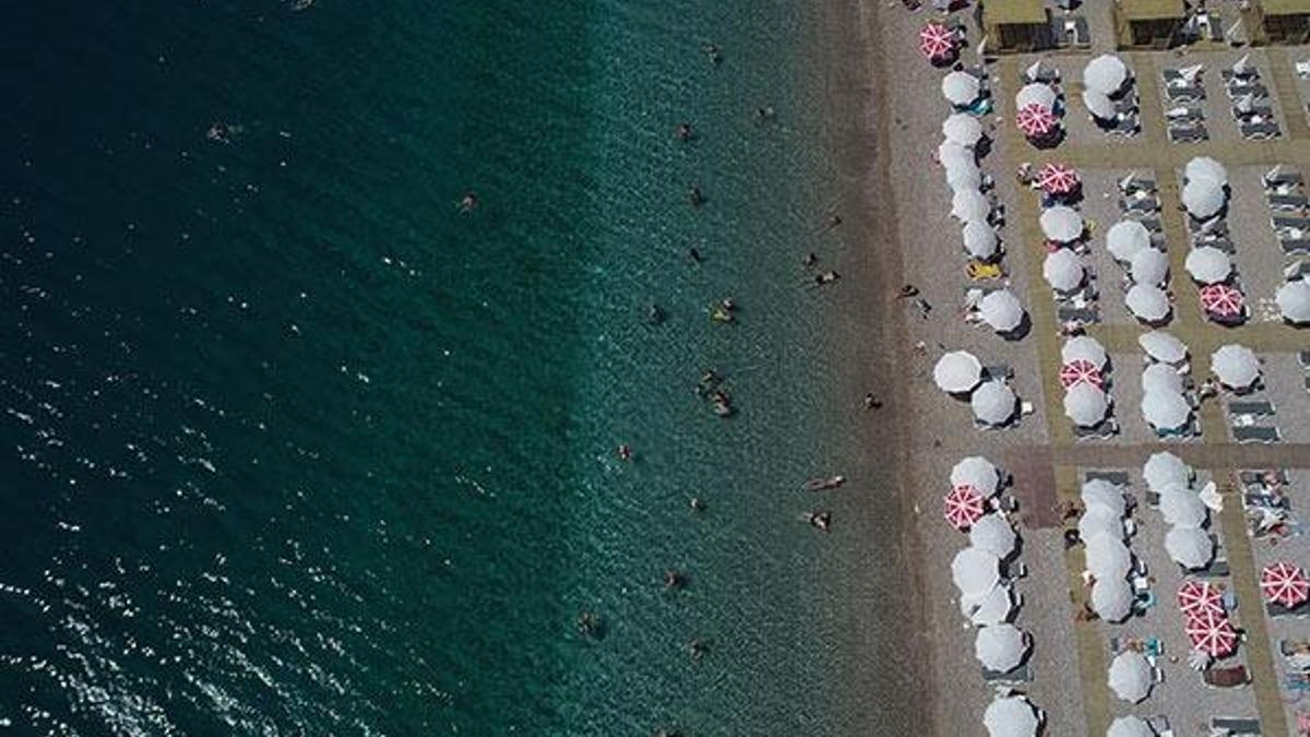 Antalya'da sıcak havada deniz keyfi