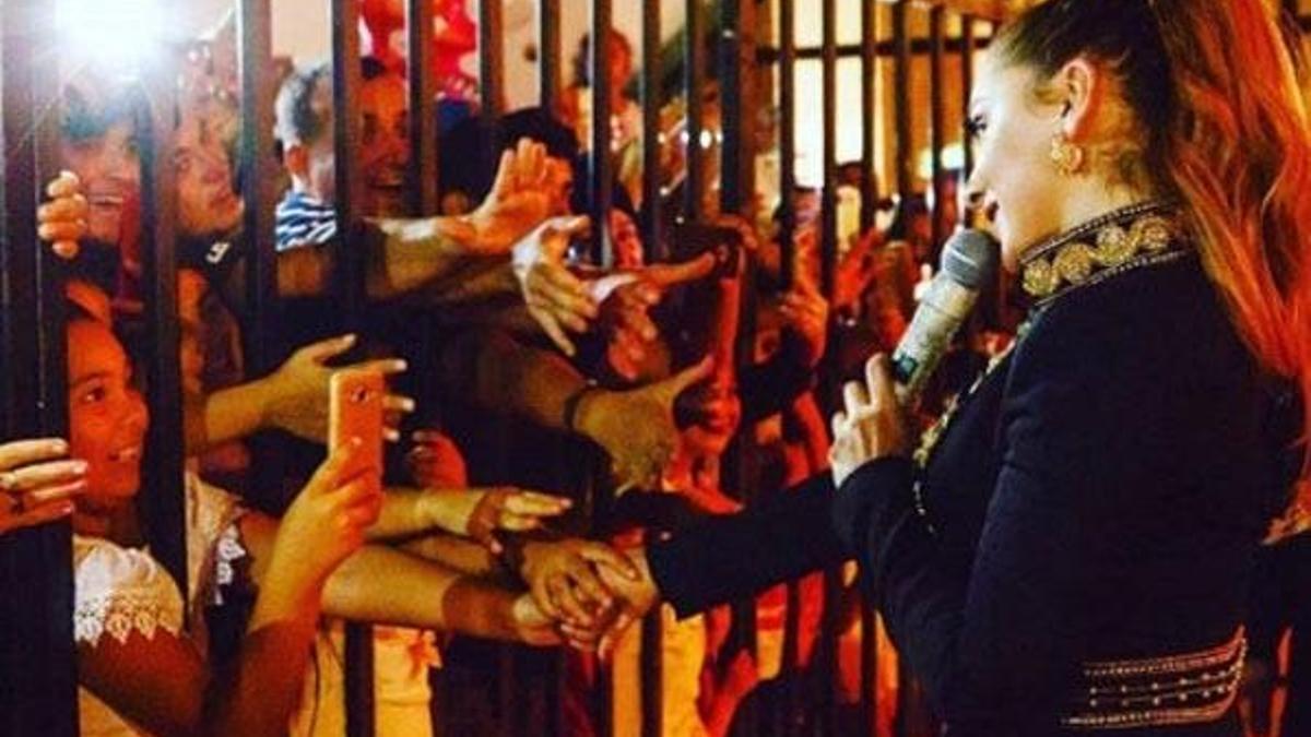 Hadise hayranlarıyla demir parmaklıkların arkasından selamlaştı