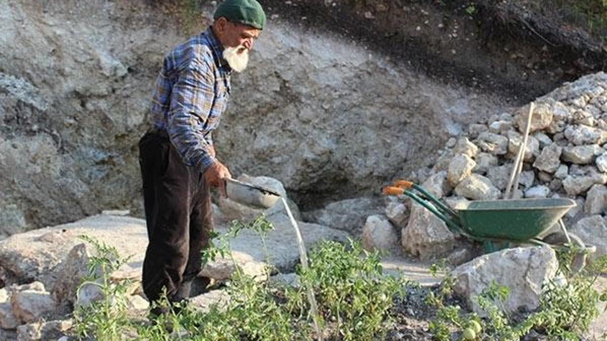 Hiç evlenmedi, 30 yıldır dağda tek başına yaşıyor