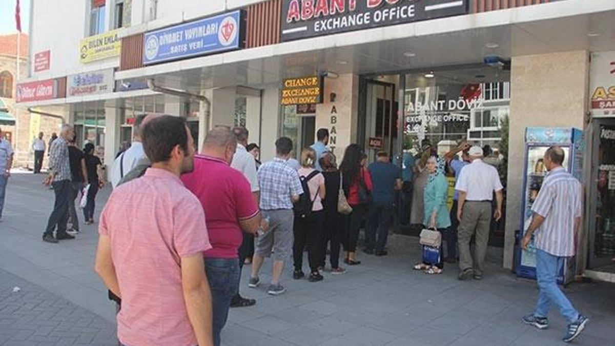 Çok sayıda kişi, döviz bozdurmak için bürolara akın etti