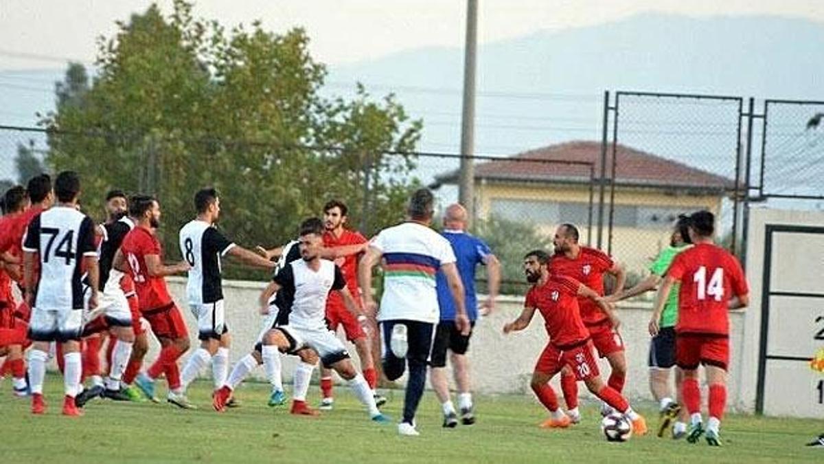 Dostluk maçında tekmeler havada uçuştu!
