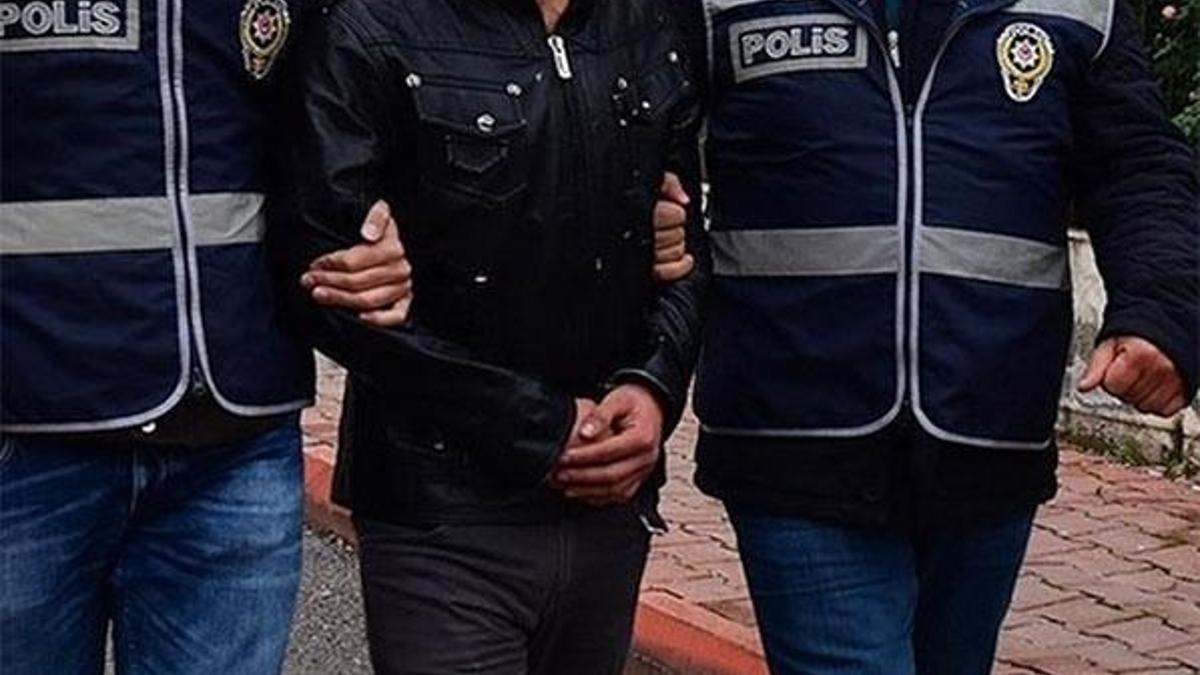 FETÖ'cü, polisi görünce USB'yi yutmuş