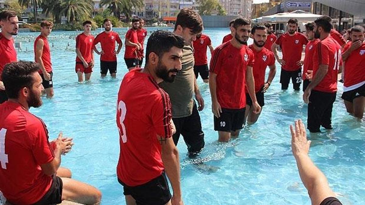 Protesto amacıyla süs havuzuna girdiler!