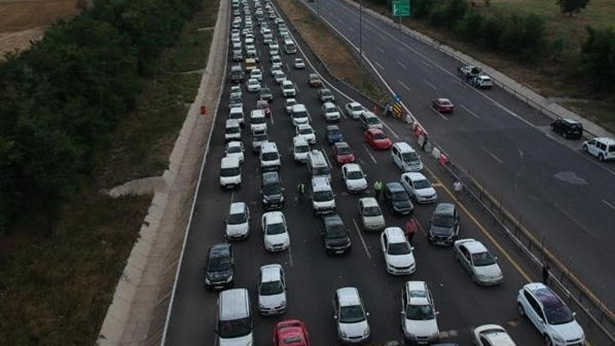 Anadolu Otoyolu'nda 30 kilometrelik araç kuyruğu