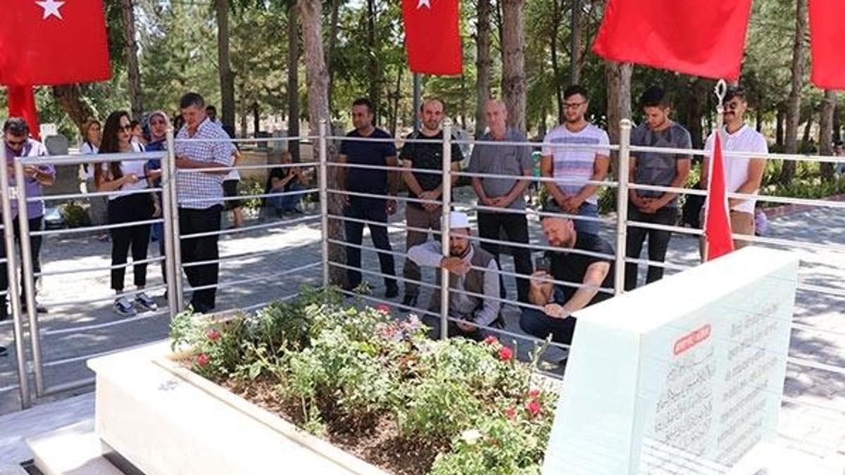 Şehit Halisdemir'in kabrine ziyaretçi akını
