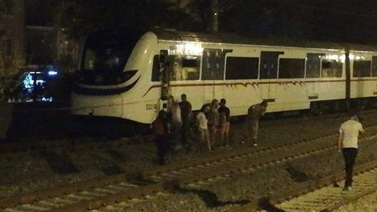 İzmir'de tren seferinde arıza nedeniyle yolcular tahliye edildi
