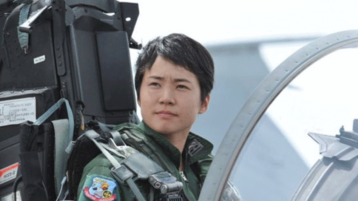 Japonya'da ilk kez bir kadın savaş uçağı pilotu oldu