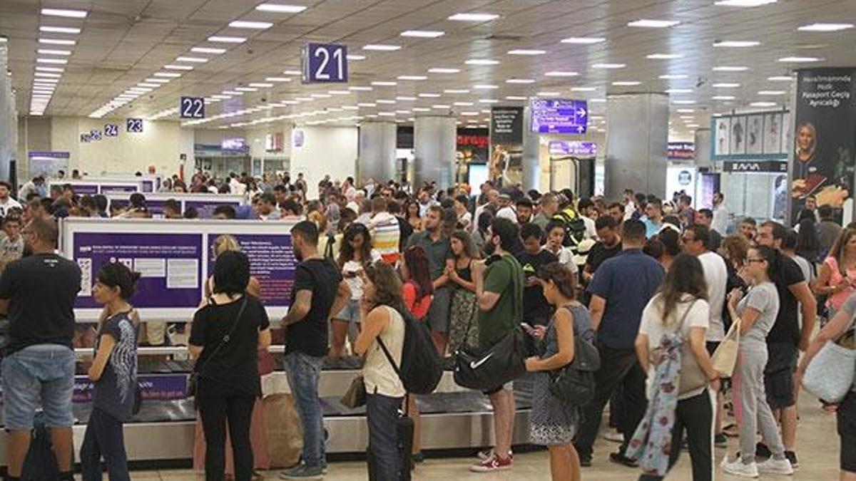 Atatürk Havalimanı’nda bayram dönüşü yoğunluğu