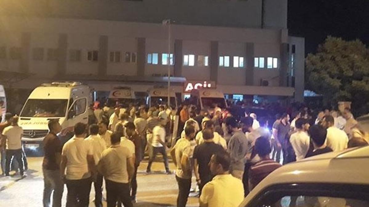 Yüksek gerilim hattı kabloları kalabalığın üzerine düştü