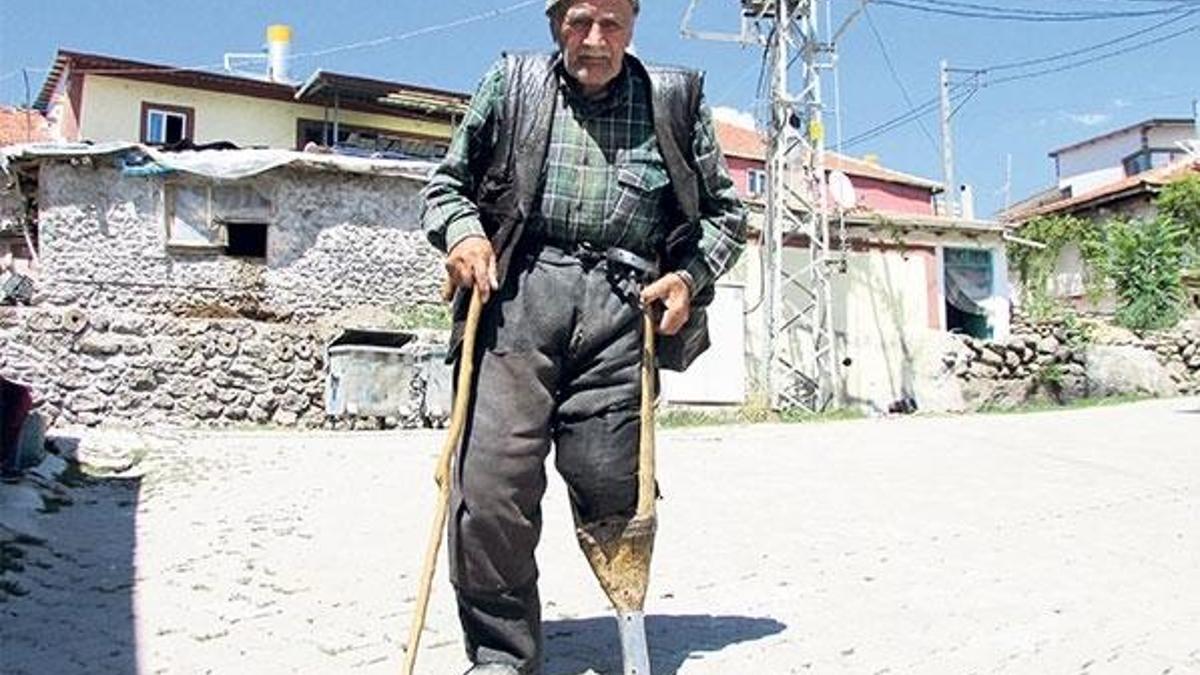 85 yıldır kendi yaptığı tahta bacakla yürüyor