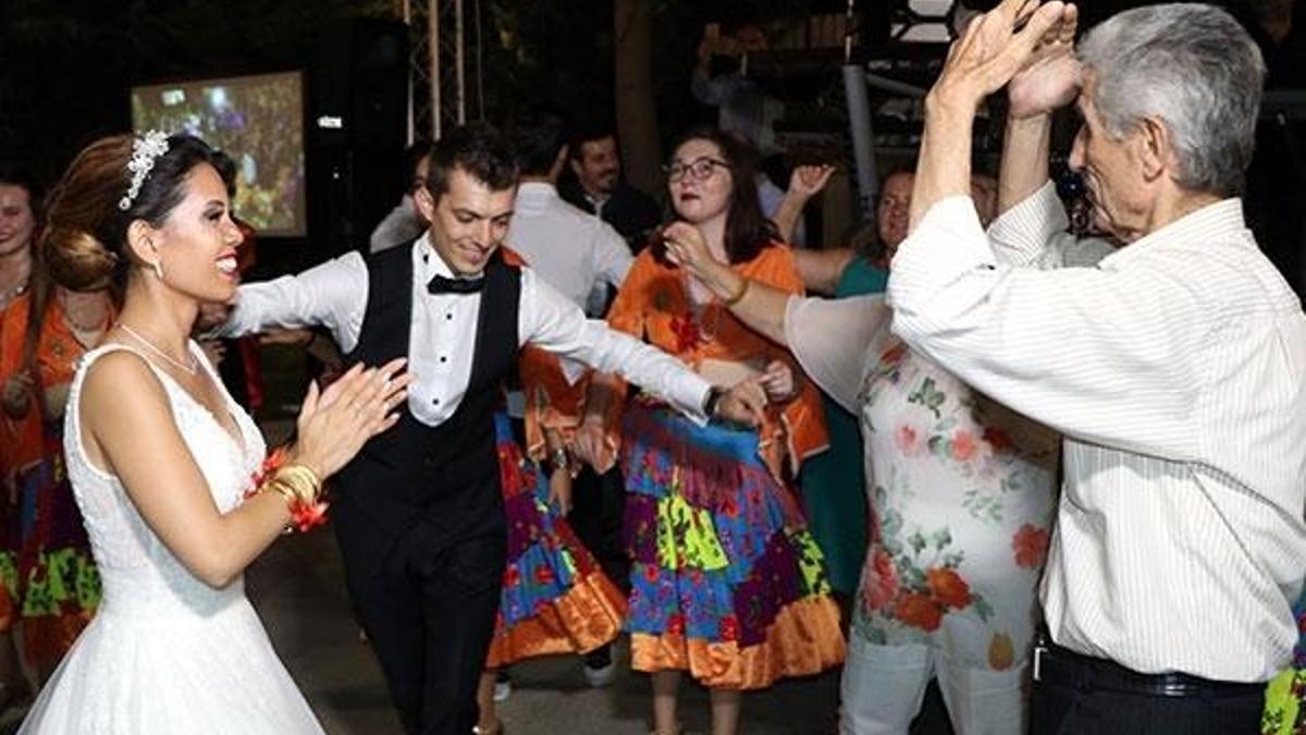 Çinli geline Türk usulü Roman havalı düğün