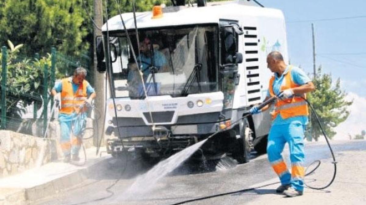 Tatilciler kirletti gönüllüler temizledi