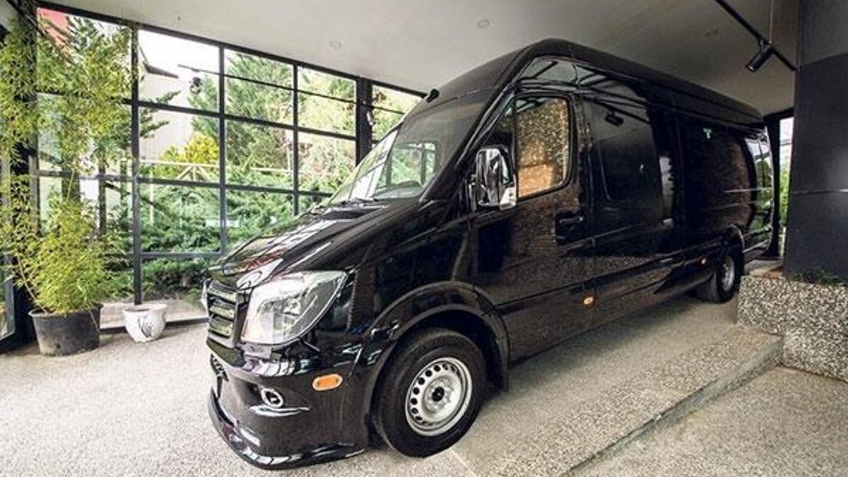 Kralların altın işlemeli VIP minibüsü Türkiye’den