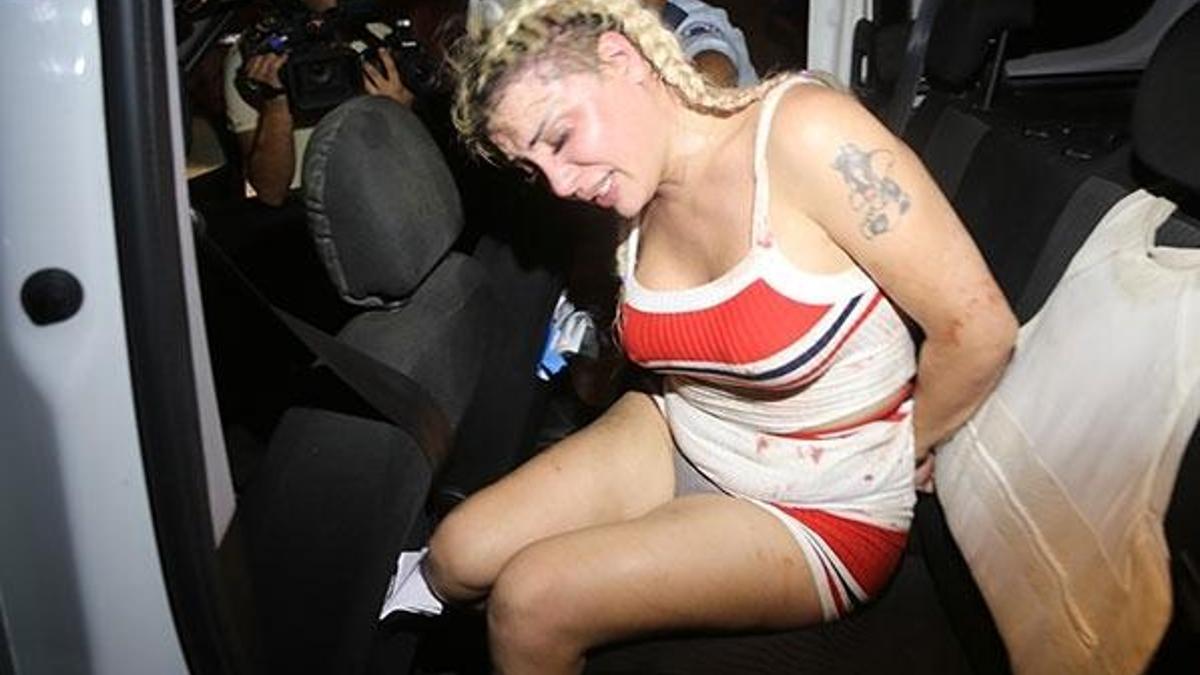 Travesti dehşeti! Yardım eden polise saldırdı