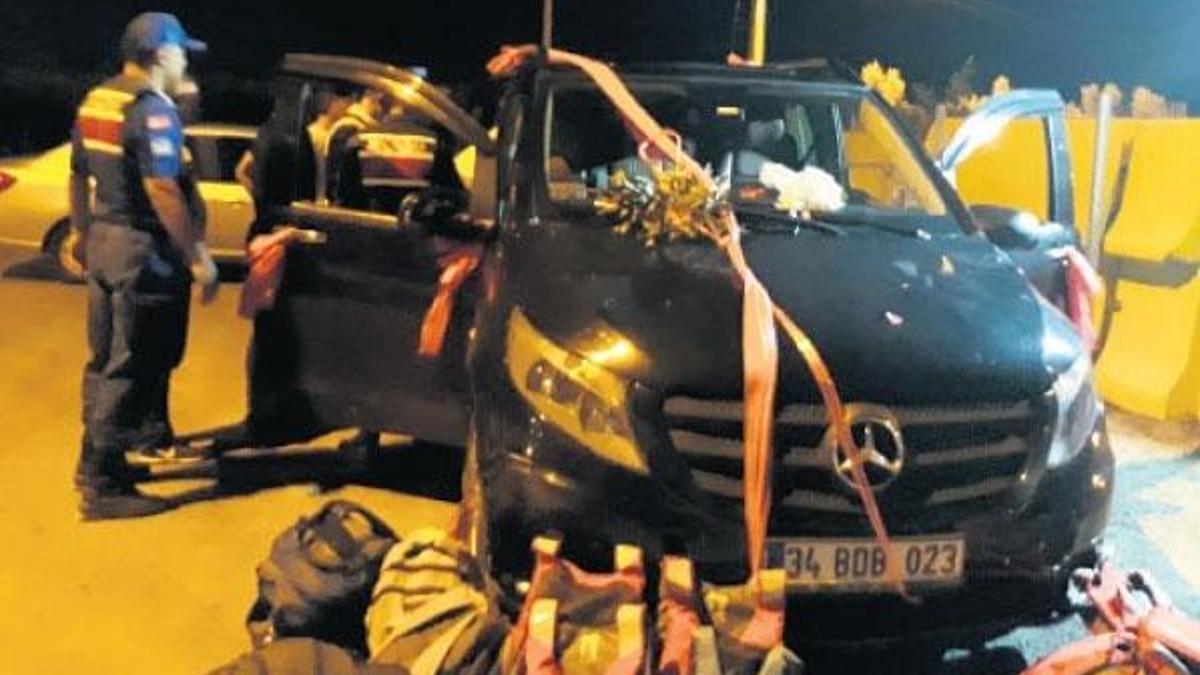 Gelin arabası süsü  verilen araçtan  11 göçmen çıktı