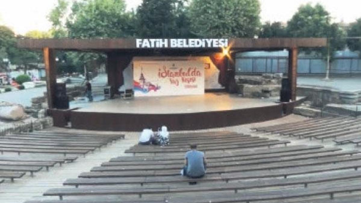 Altı saray, üstü sahne