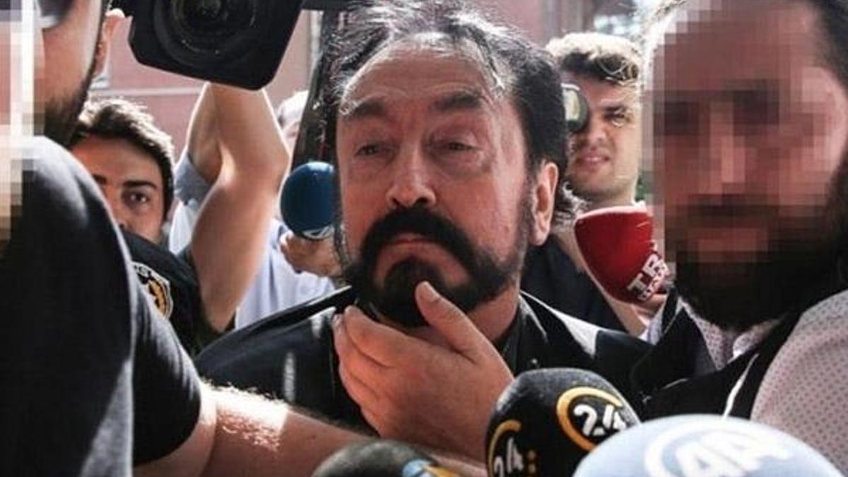 Adnan Oktar'ın evinden çıktı! Polisler şaşkına döndü