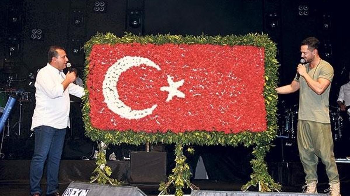 Bin kere doğsam Türk olmak  isterim!