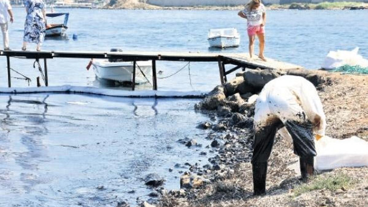Aliağa ve Foça sahillerinde zift kirliliği