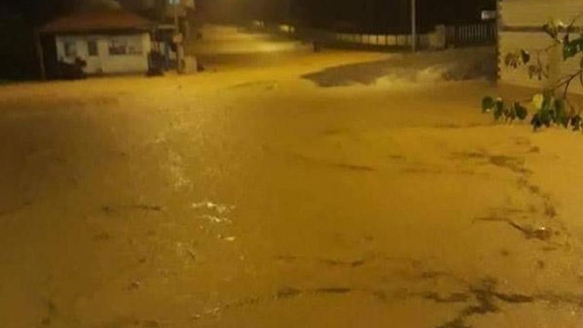 Trabzon'da sel ve heyelan; yollar kapandı, mahsur kalanlar kurtarıldı