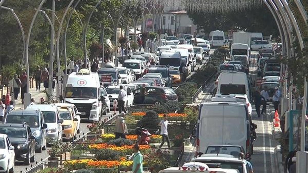 Bayburt'ta nüfus üç katına çıktı, araba park edecek yer kalmadı!