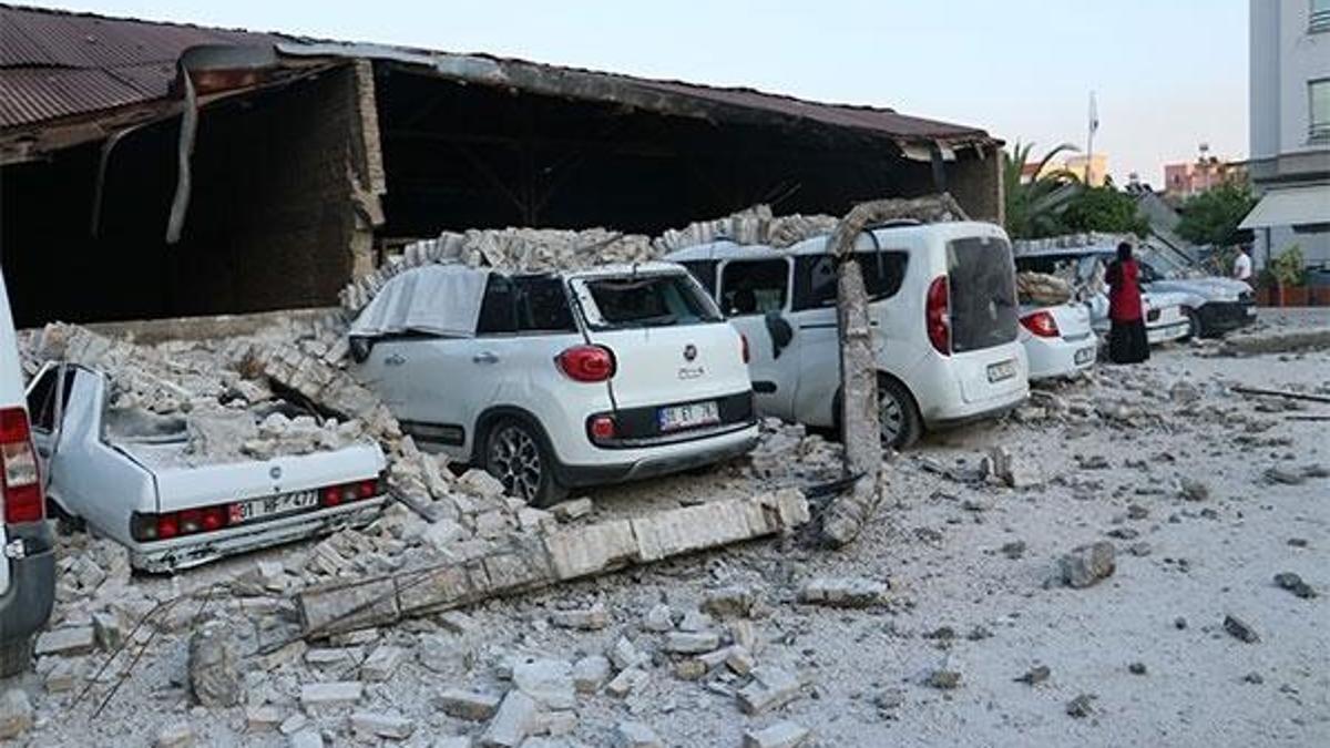 Fabrika duvarı araçların üzerine çöktü