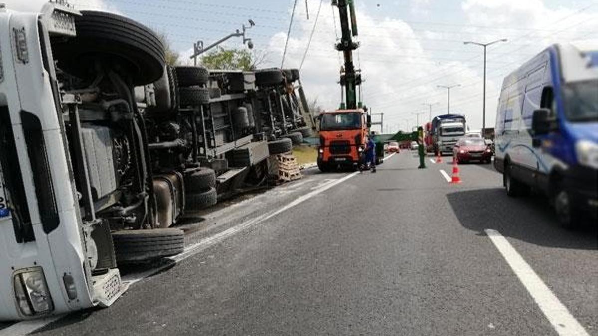 TEM Otoyolu'nda TIR devrildi