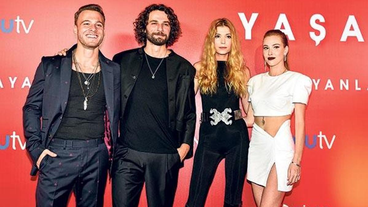 Kırmızı halıda vampir şıklığı
