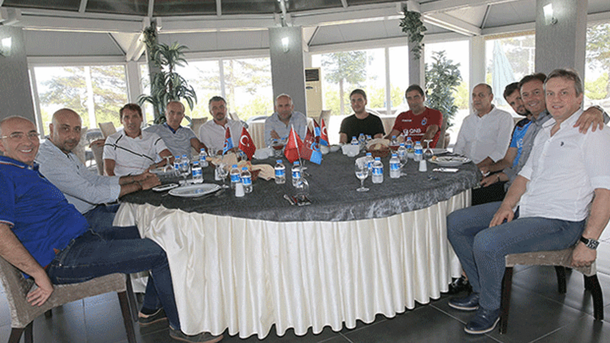 Trabzonsporlu eski futbolcular kulübü ziyaret etti
