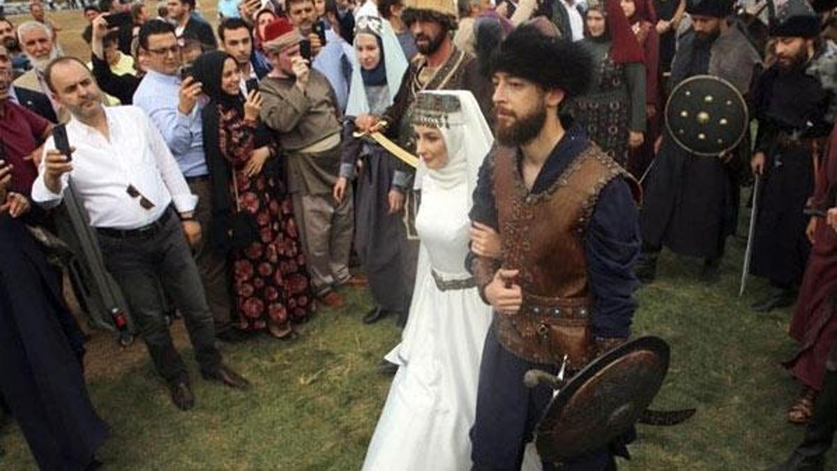 Eski bakan Recep Akdağ'ın oğlu 'Kayı Düğünü' ile evlendi