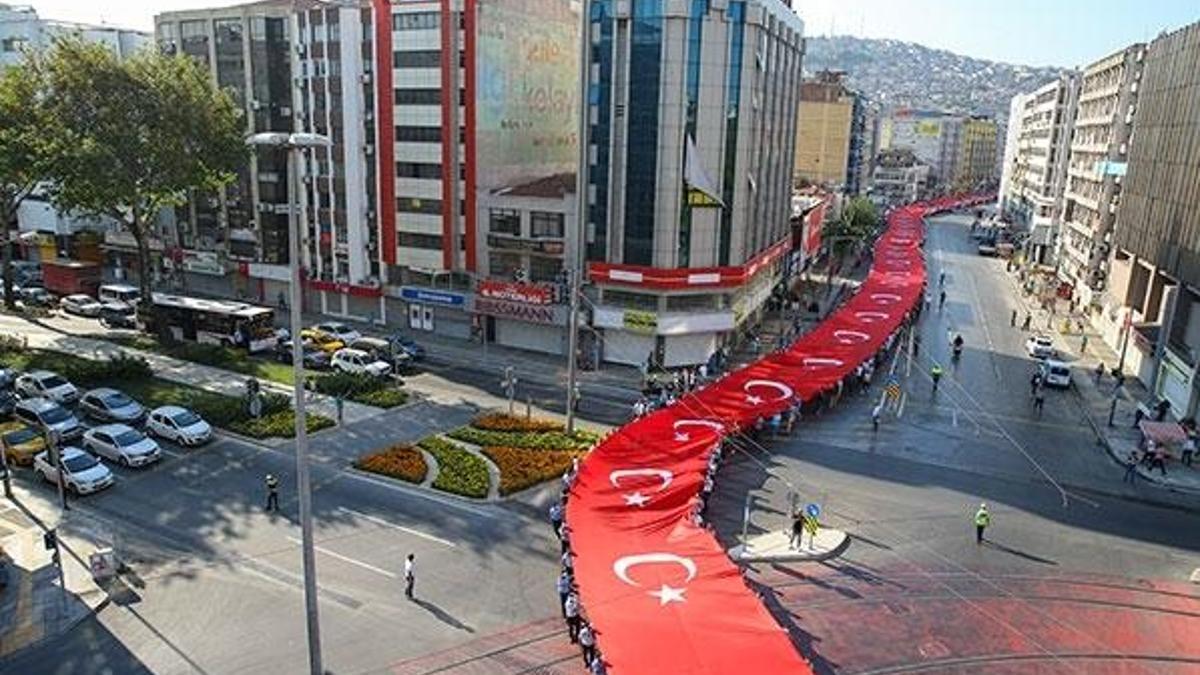 İzmir'in gurur günü! Dev bayrakla yürüdüler...