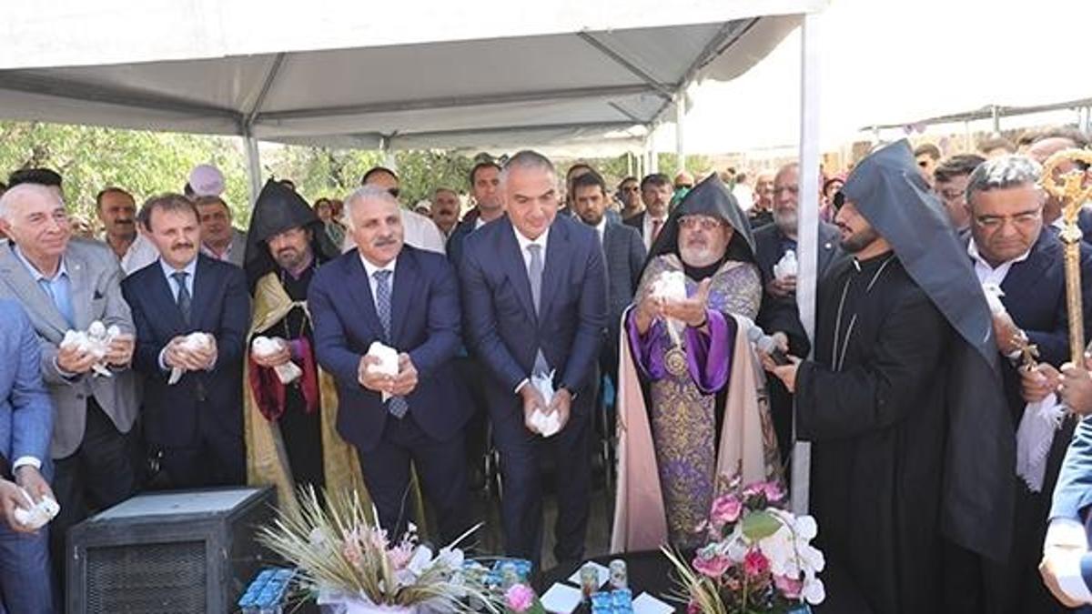 Akdamar'da 3 yıl sonra ilk ayin! Bakan Ersoy da ayini izledi ve müjdeyi verdi...