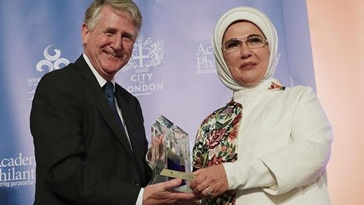 Emine Erdoğan'a Londra'da insani hizmet takdir ödülü