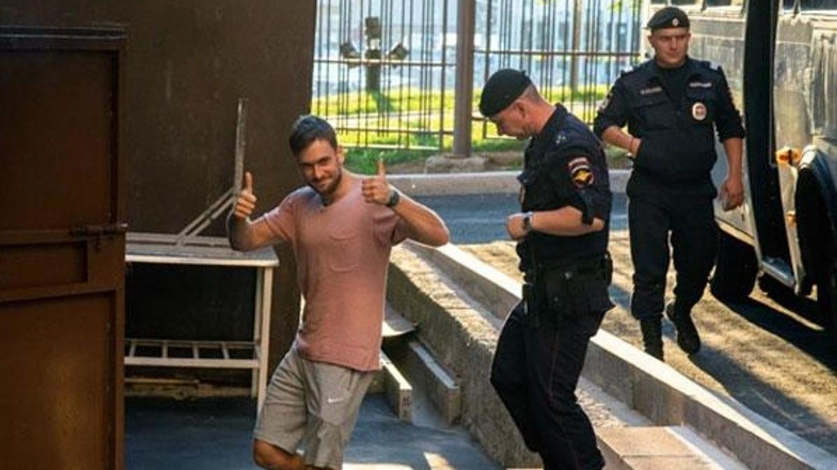 Dünya Kupası finalinde sahaya giren Pussy Riot üyesi 'yoğun bakımda'