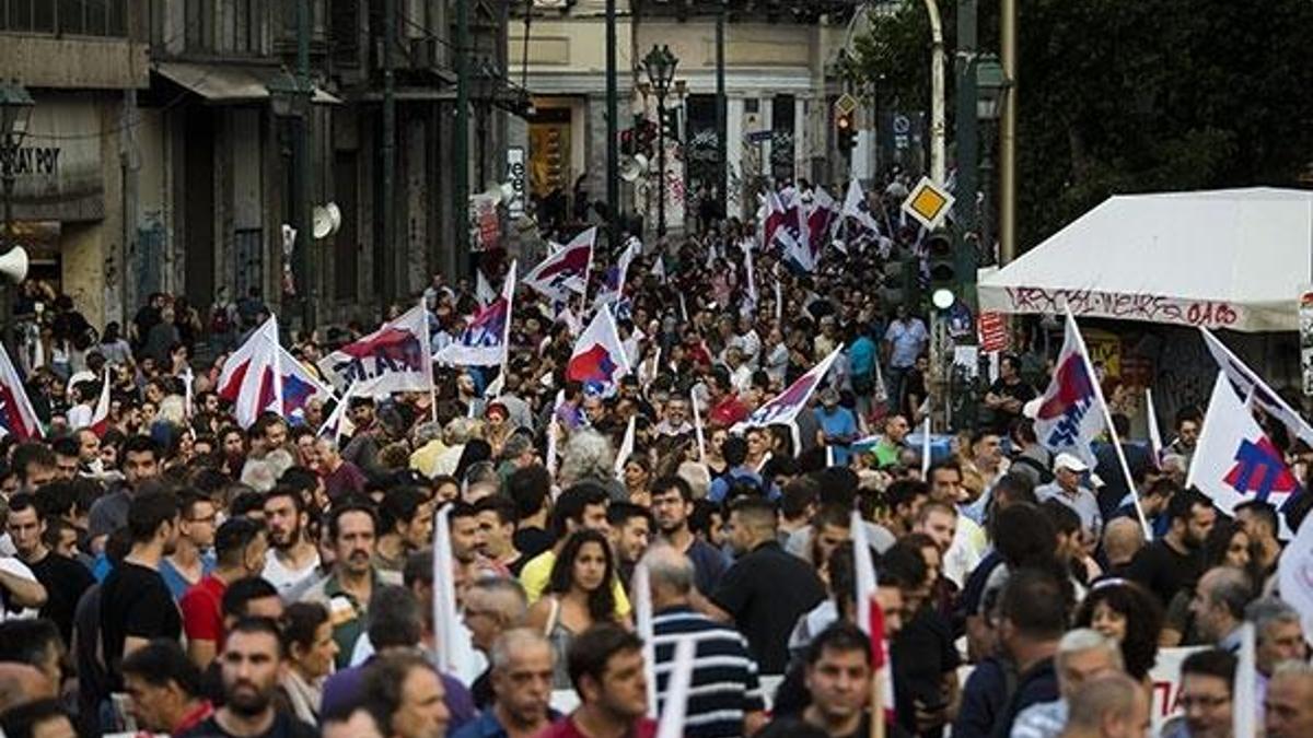 Yunanistan'da binlerce kişi sokaklara döküldü!