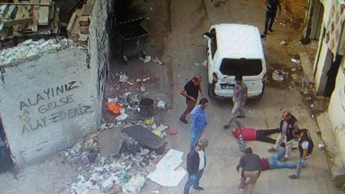 'Alayınız gelse alay ederiz' yazısının altında gözaltına alındılar