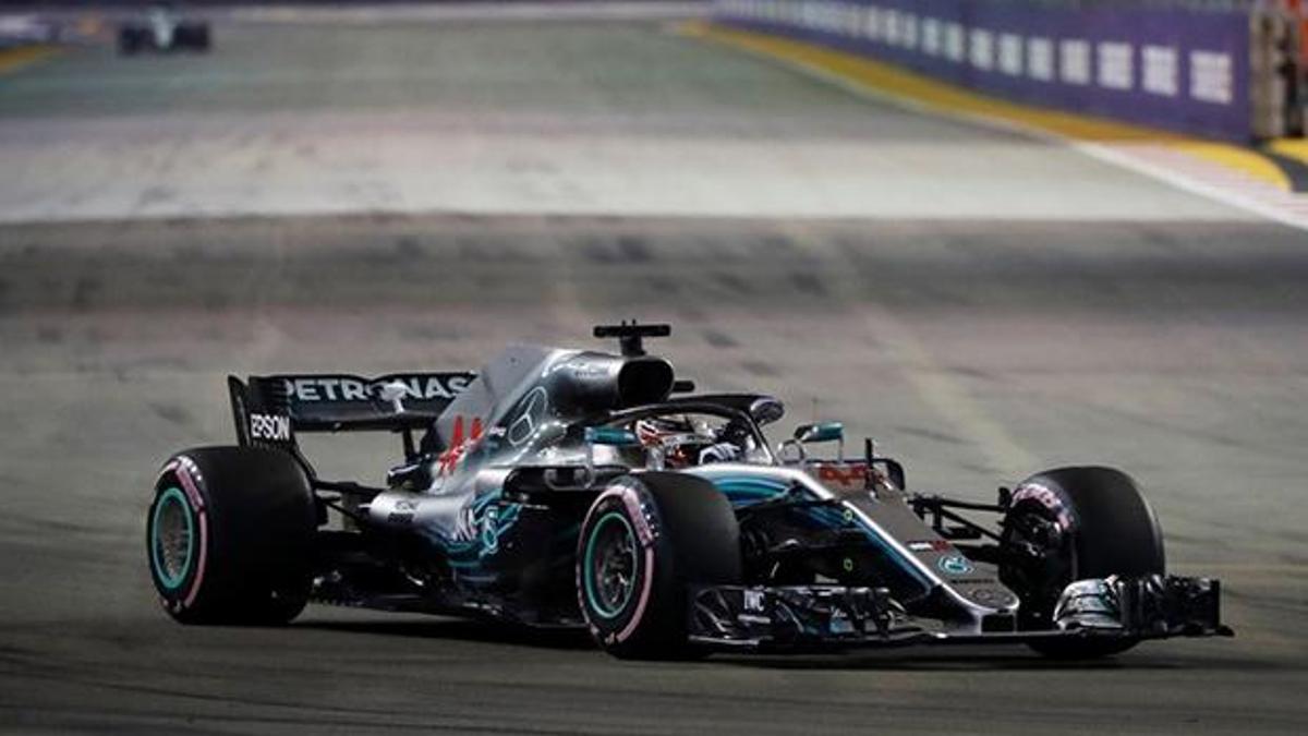 Singapur'da pole pozisyonu Hamilton'ın
