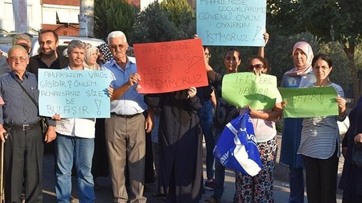 Mahalleli isyan etti! Balkona çıplak çıkan kızlı erkekli...