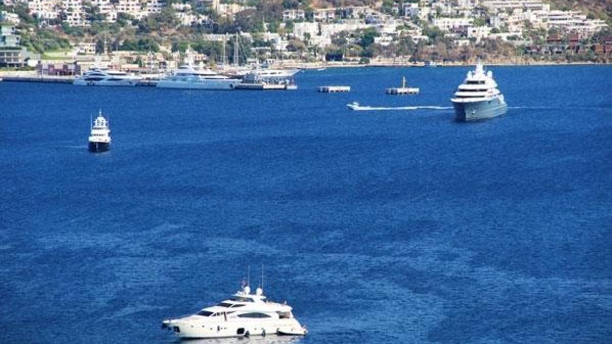 Yüzen saray Bodrum'da! 100 metre yakınına kimse yanaşamıyor