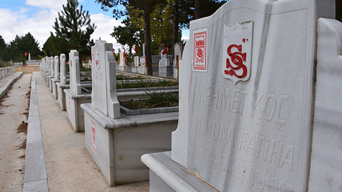 Sivassporlu taraftarlar mezar başında anıldı