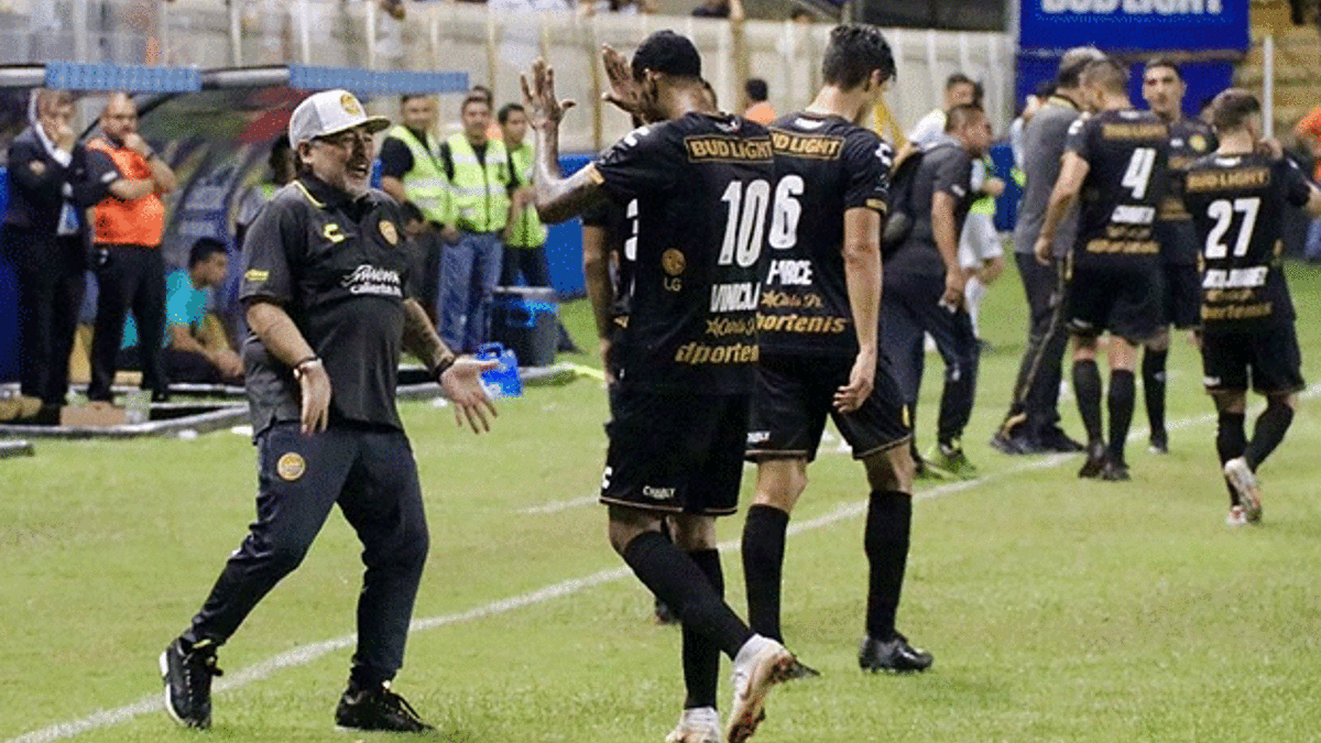 Maradona, Meksika'da galibiyetle başladı!
