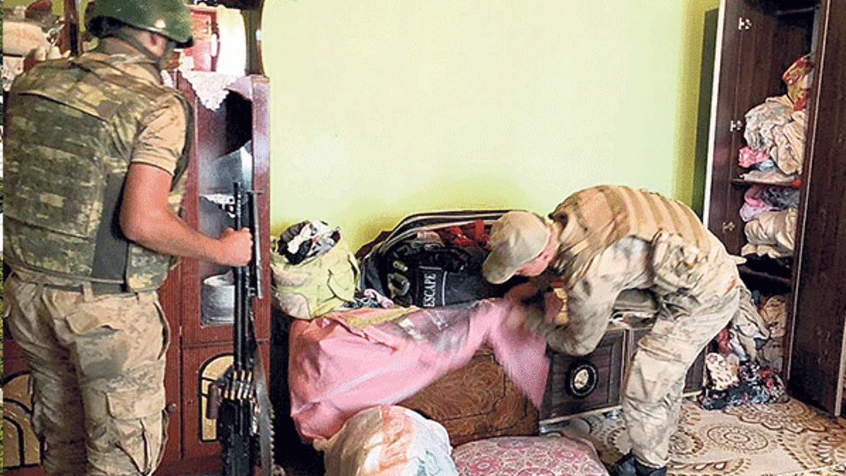 Sanki yer yarıldı içine girdi