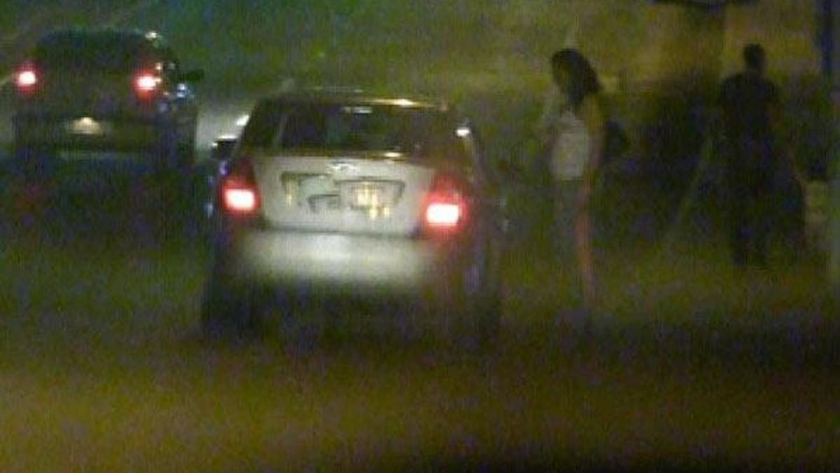 Polis, fuhuş çetesini çökertmek için temizlikçi gibi sokakları süpürmüş