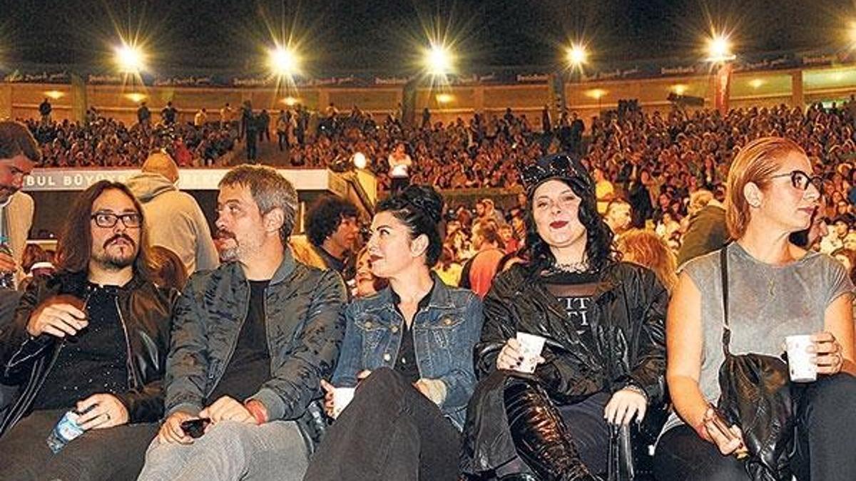Eşini en önden izledi